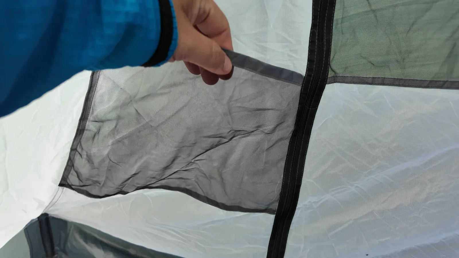 The mesh inner pocket inside the Durston X-Mid 2 for storing small items